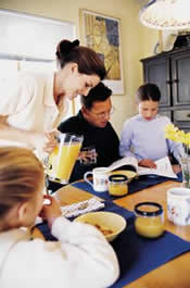 la familia comer juntos
